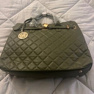 Big Diamond Wuilted Tote with Front lock